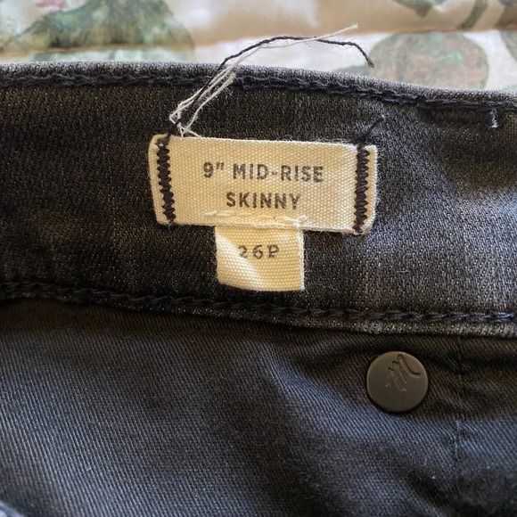 MADEWELL Petite 9 Inch  Mid-Rise Skinny Jeans in Black Sea Size 26P Distressed - Picture 11 of 11